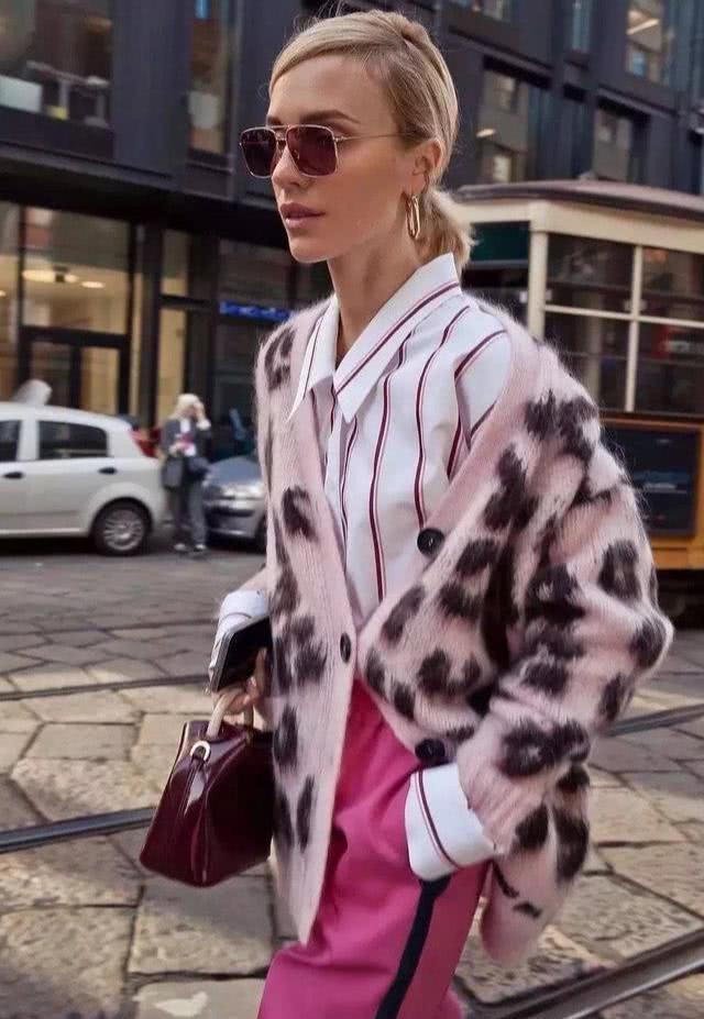 穿条背带就敢出门，侧身时让人倒吸一口气