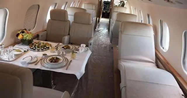 疫情肆虐，穷人无处可逃，富人们订私人飞机，请私人医生检测