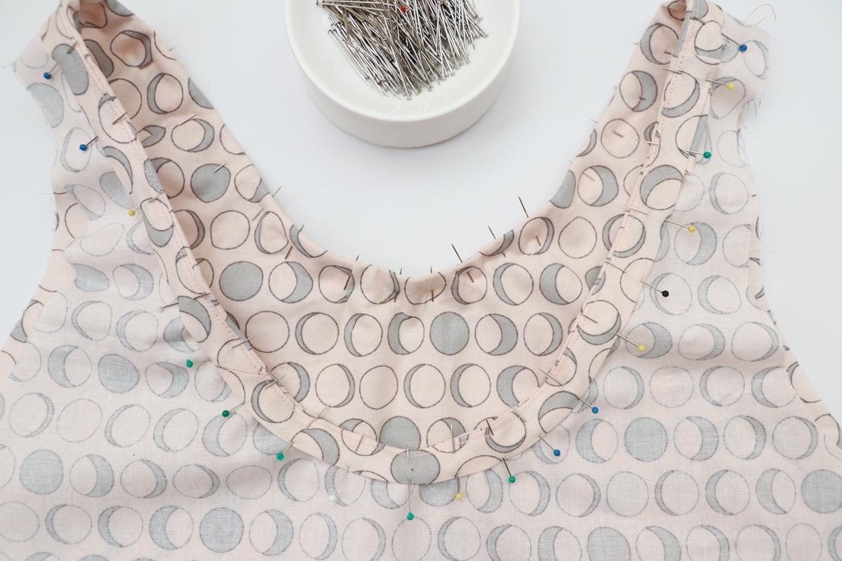 领口和领子的缝合方法,v领领口中间有三针平针缝合方法