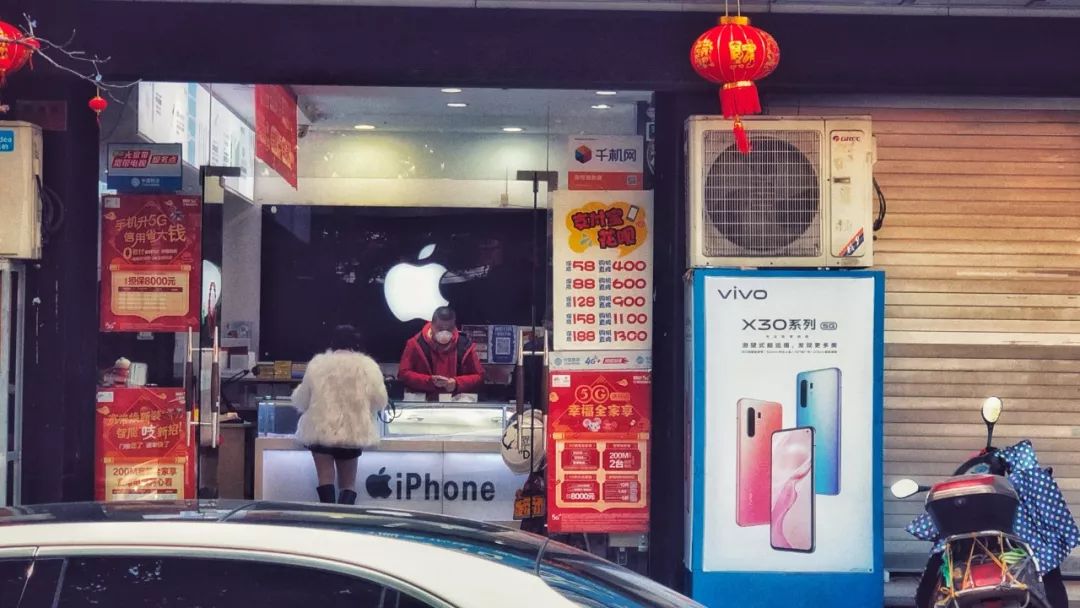 疫情下的县城夜晚照片真实,疫情时期农村的真实生活