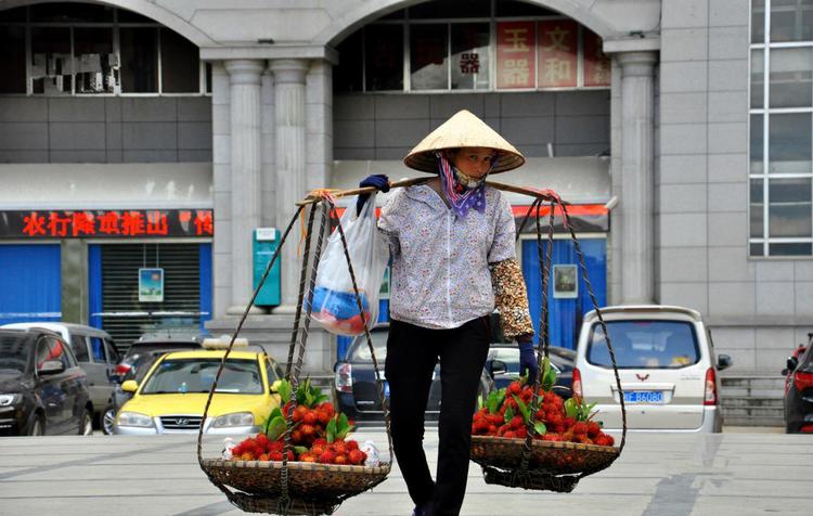 来中越边界做大生意赚大钱的越南阿妹靓靓闷声发财！