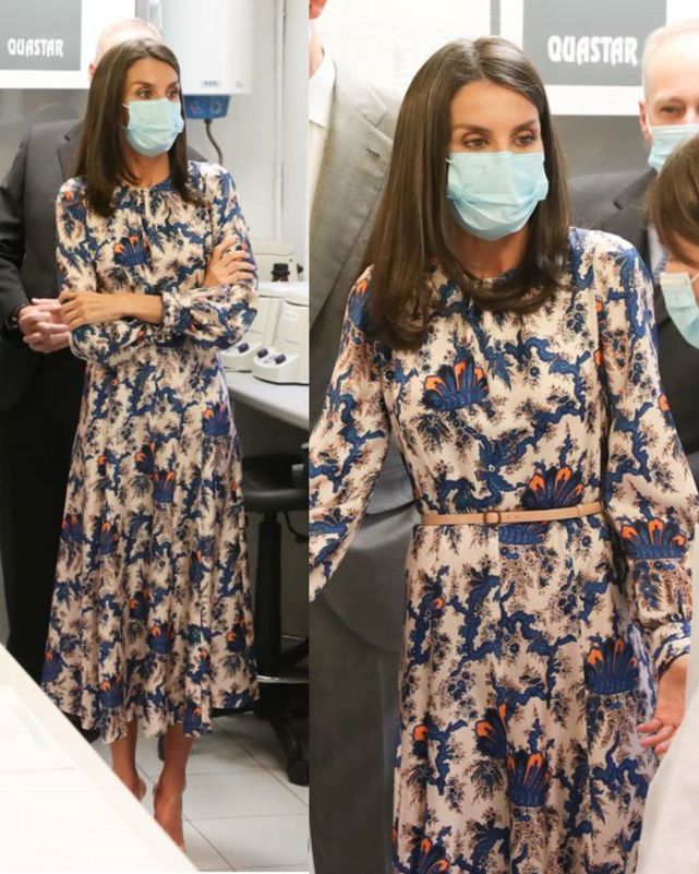 西班牙王后翠绿色连衣裙,47岁西班牙王后穿斗篷优雅高贵