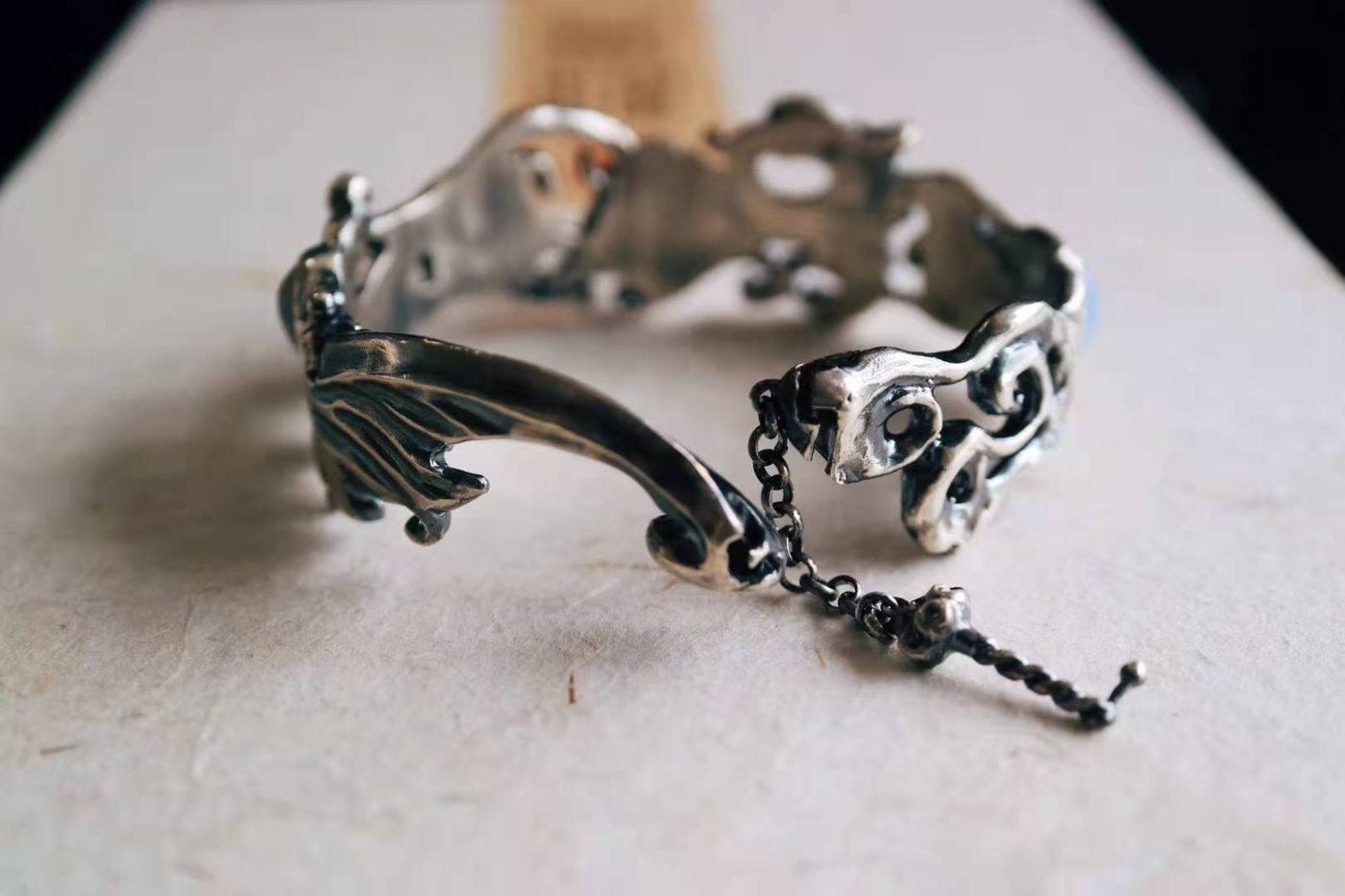 白底青手镯适合多大年纪戴,小圆条手镯适合什么年纪的人