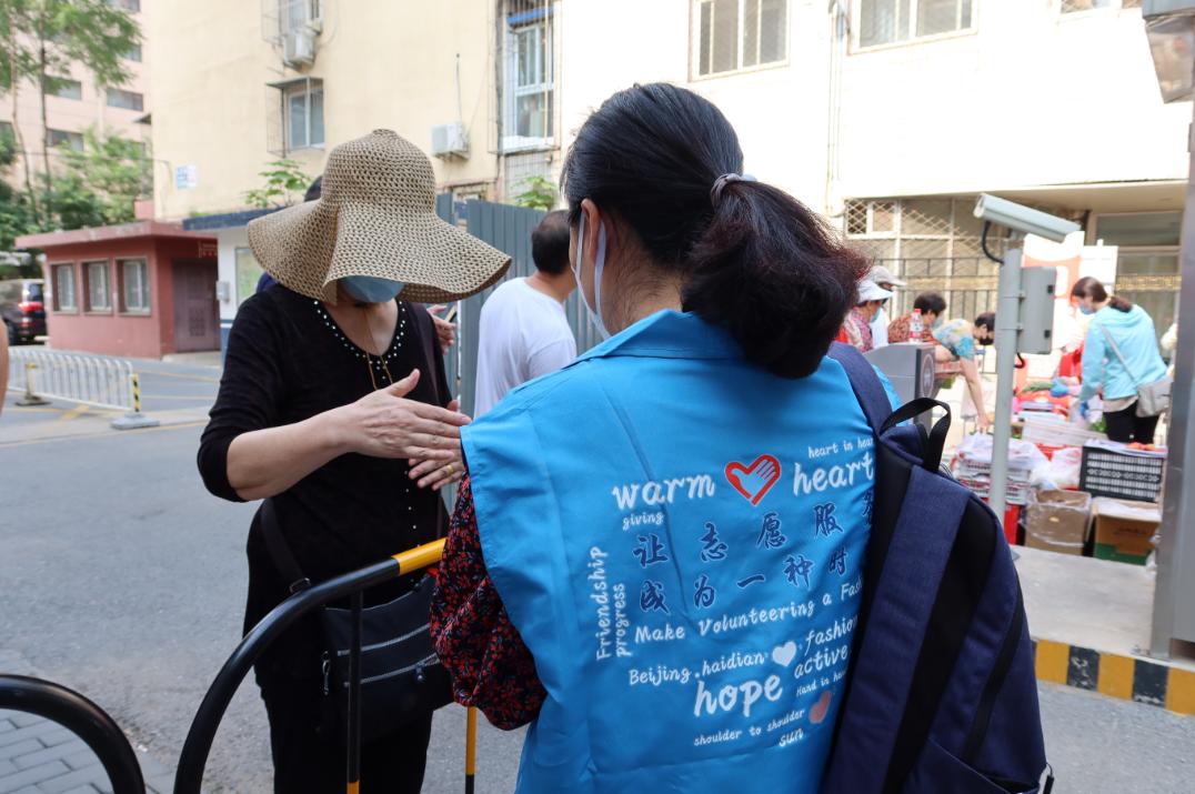 实录!小区封闭管理后,海淀这对夫妻跑来当志愿者……