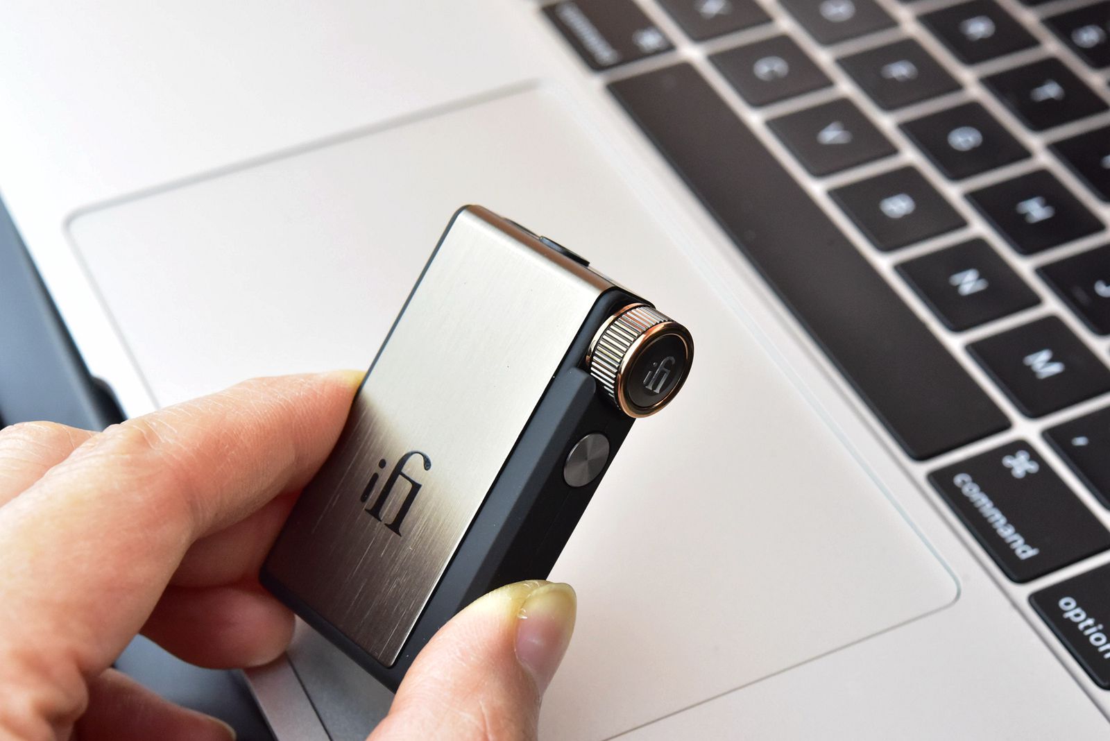 iFiGOBlu迷你蓝牙耳放评测，它有能力取代各种手机耳放线