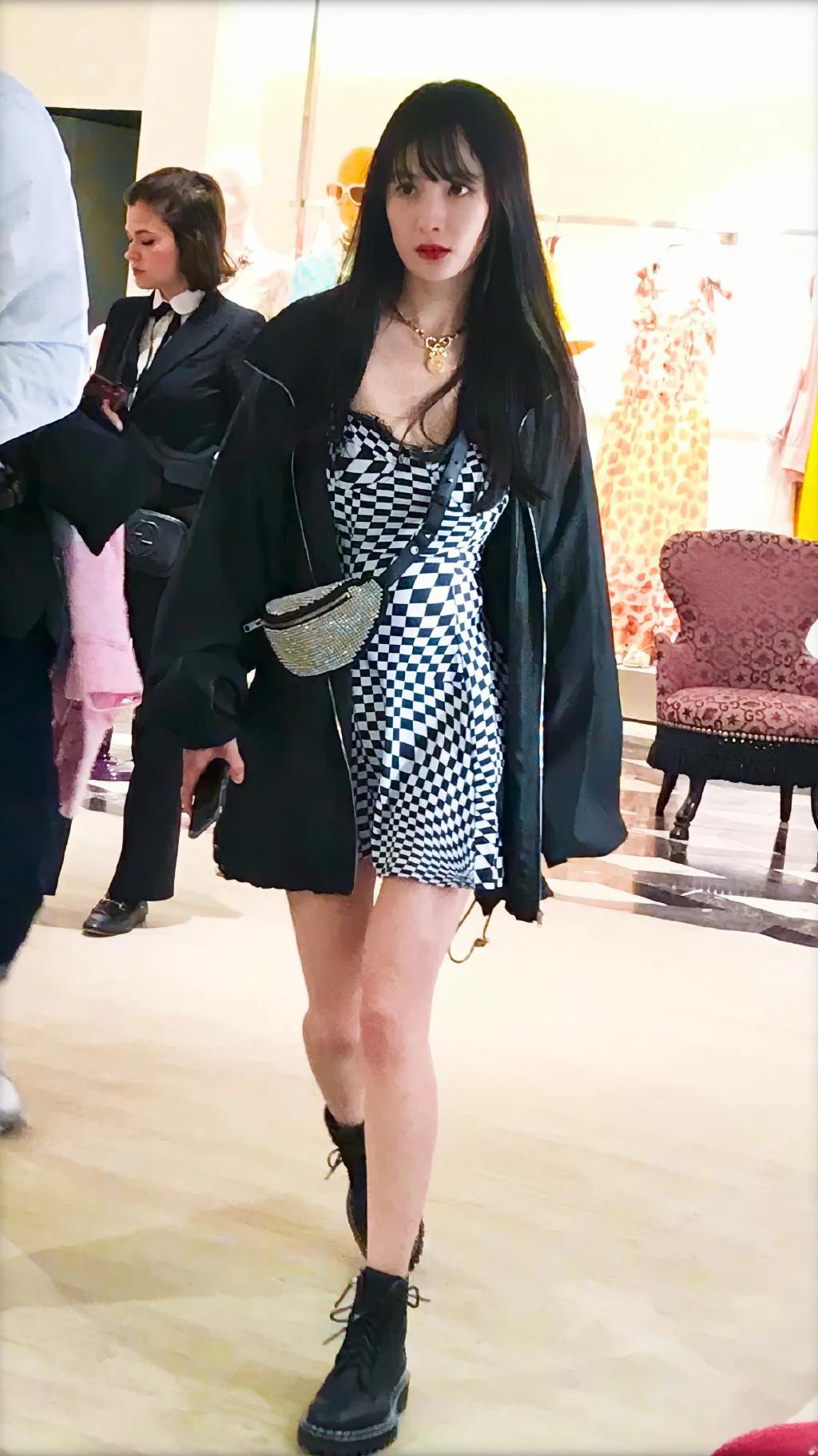 鱼尾裙配马丁靴加毛呢外套,鱼尾裙配马丁靴视频