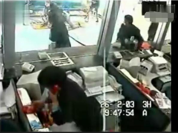 在银行取钱被抢劫银行赔吗,储户在银行内现金被抢银行负责吗