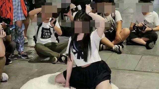 漫展再现神操作，女大学生真空上阵撩裙拍照，被抓后称不穿不犯法