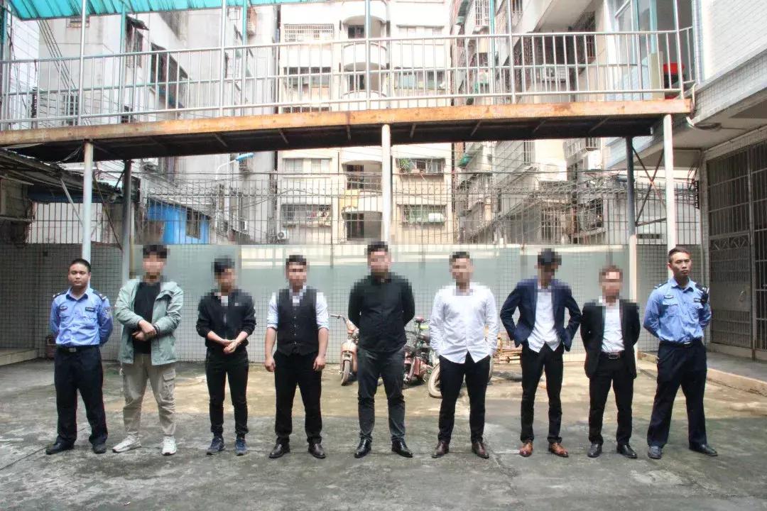 港版大片佛山演?高明十几名西装壮汉对峙,马上就要飙血开片!阿sir来了...