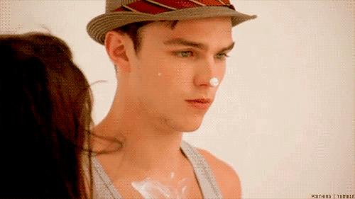 国庆出游护肤指南,夏天出游怎样系丝巾防晒