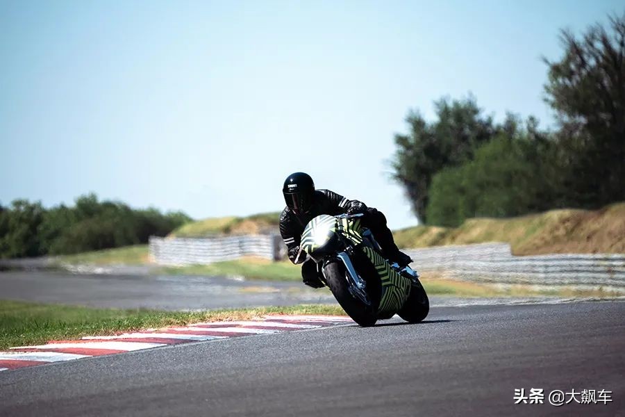 阿斯顿马丁摩托车amb001,阿斯顿马丁880万美金