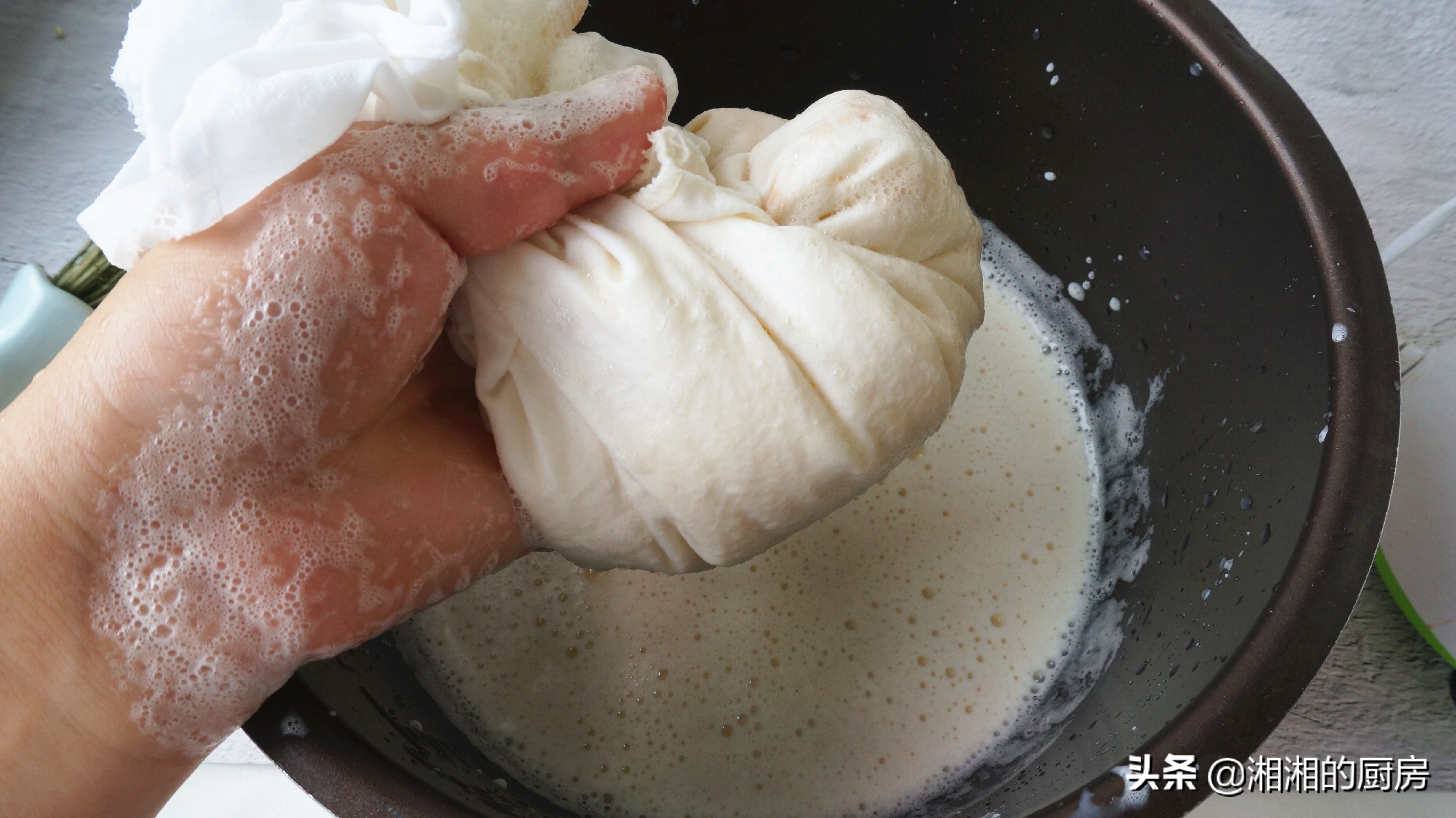 黄豆做卤水豆腐的过程,1斤黄豆做6斤水豆腐的制作方法