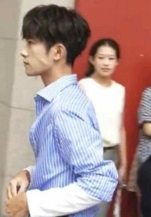 易烊千玺军训路透图片,易烊千玺军训图被晒出