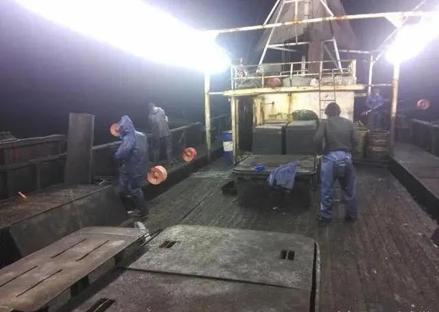 我在远洋船上捕鱼的日子，用啤酒跟俄国人换帝王蟹，香烟是硬通货