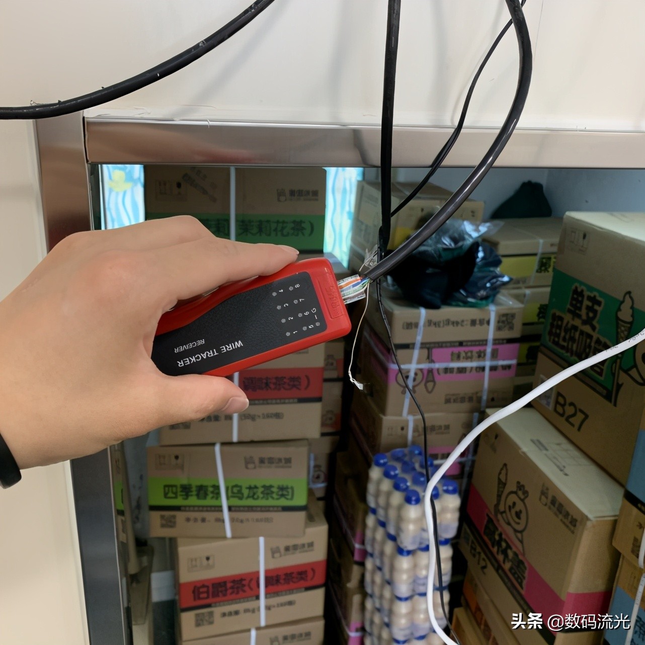 给老板装八个水晶头，我收费100二老板却付了200，难道是付错了？