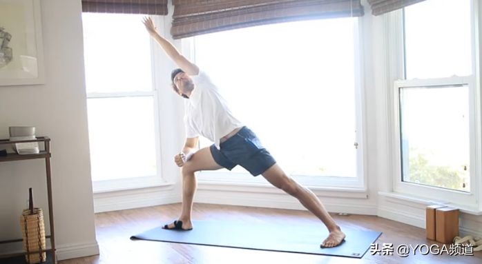 “公狗腰”out了,现在流行的是“鲨鱼线”▷每日一练