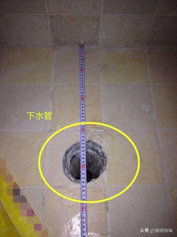 马桶排污管和地面一样平怎么处理,马桶反味是不是后面两个小孔没堵