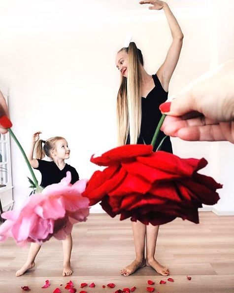 外国靓妈用纸皮、胶袋还原明星红地毡晚装！