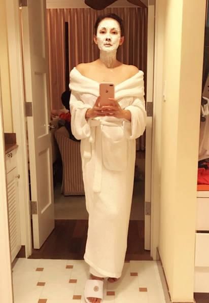 牛莉同款粉色大衣,牛莉出席活动穿一身白色西装图片