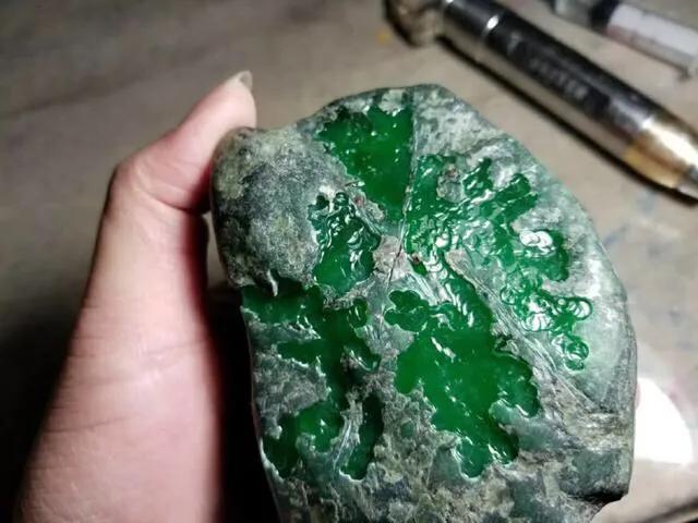 缅甸极品翡翠原石公盘,极品翡翠原石千万级帝王绿