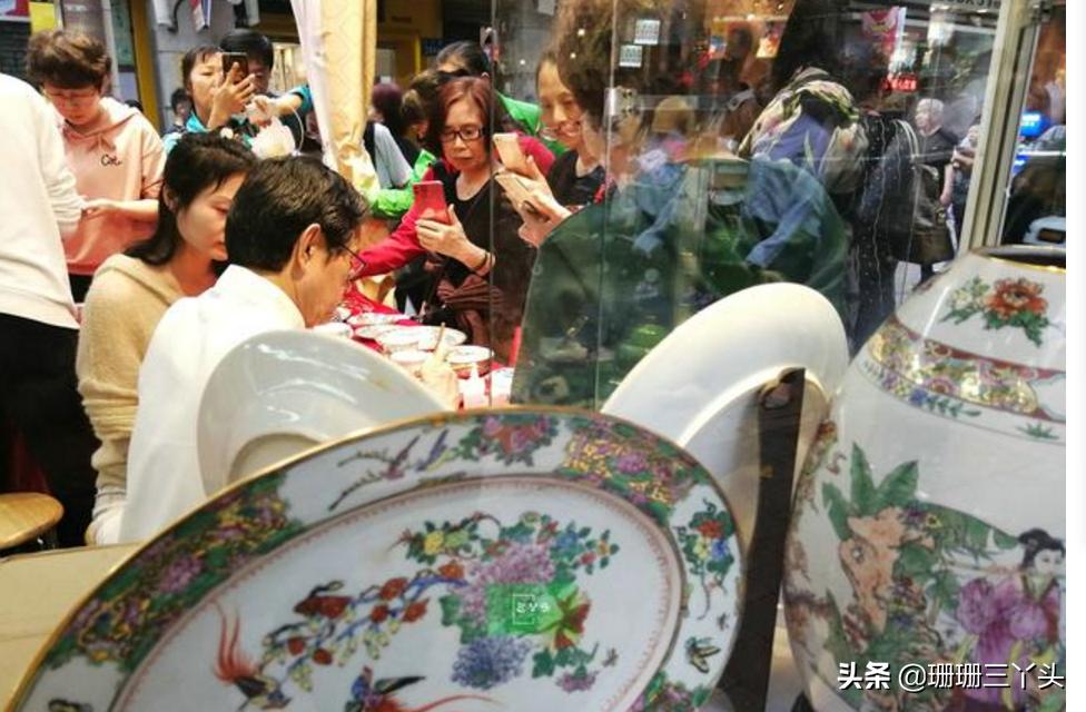 这种“积金堆玉”的特色工艺品，外国一些王室贵族专程到广州采购