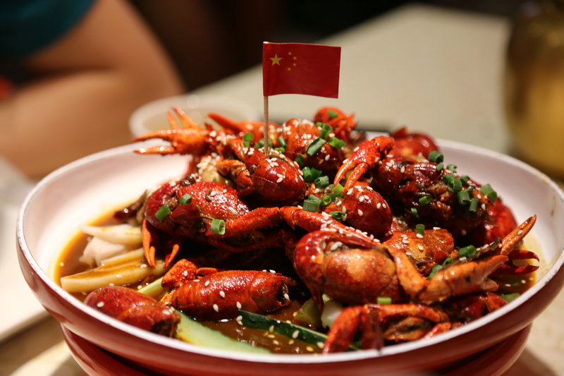 这家虾铺有搞作，在红色的海洋中剥龙虾看球，好热闹