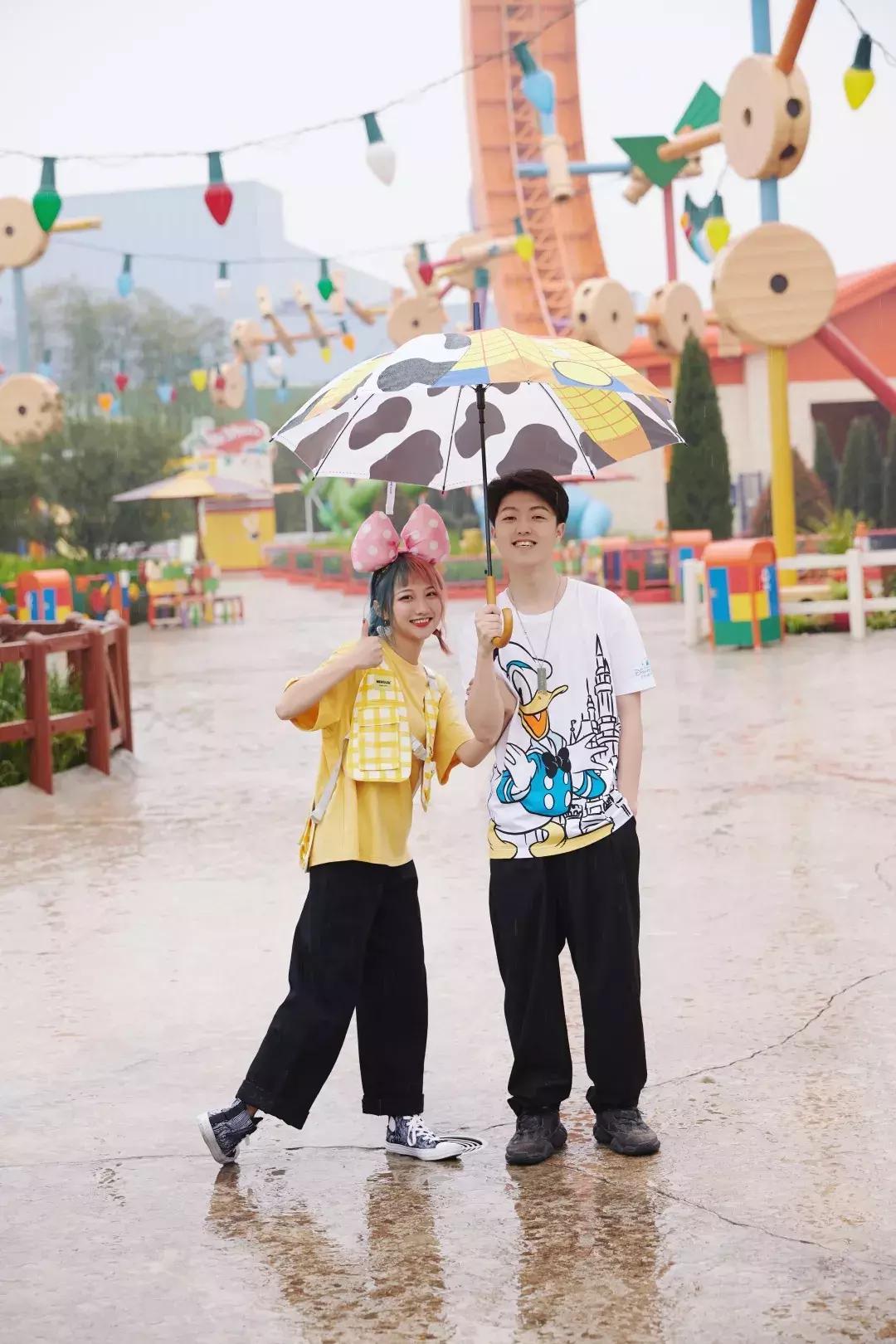 我们在上海迪士尼里玩耍了一天，发现穿的美才能玩的好！