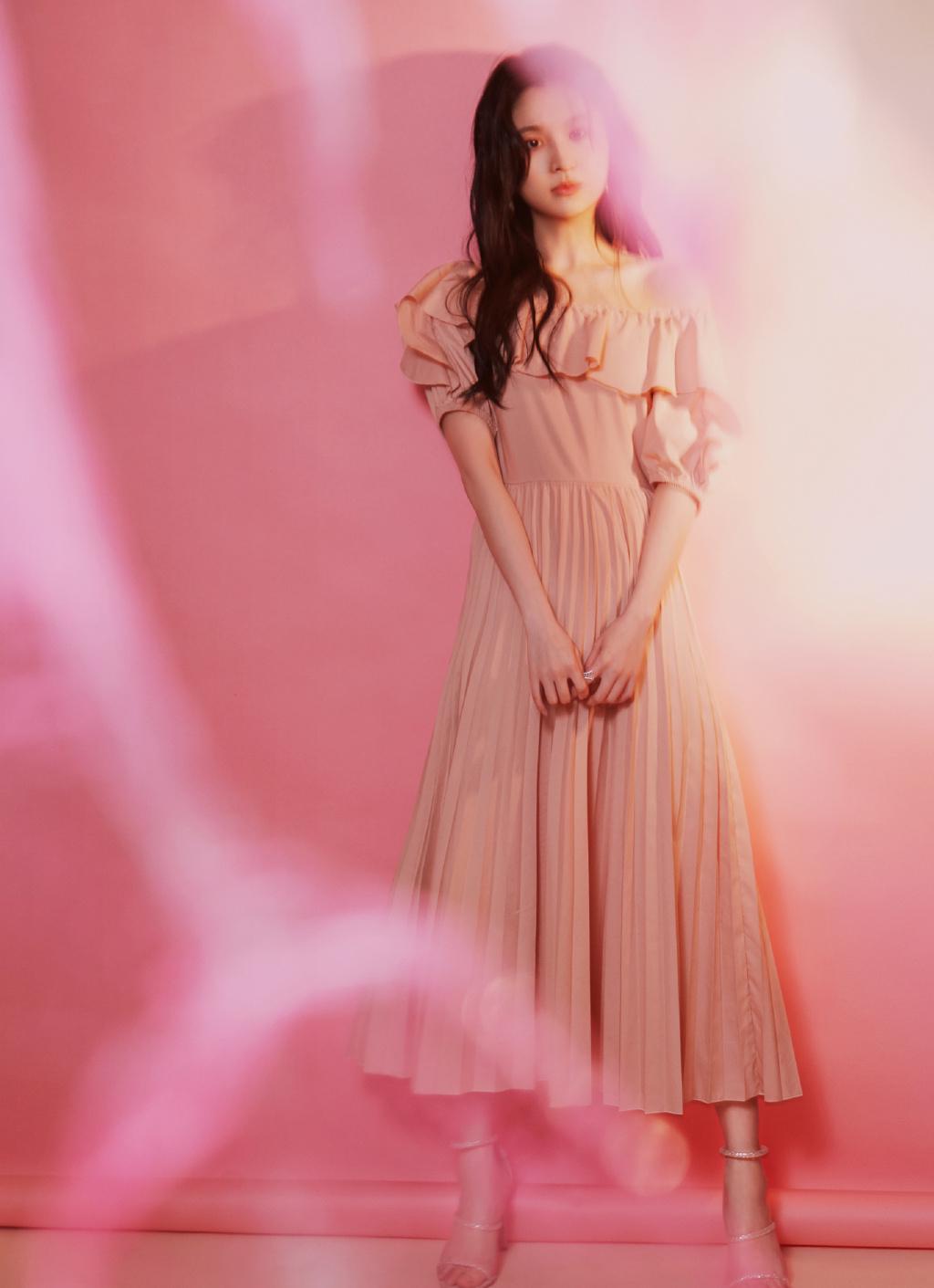 张慧雯穿白色长裙出席发布会,张慧雯穿吊带裙出席活动