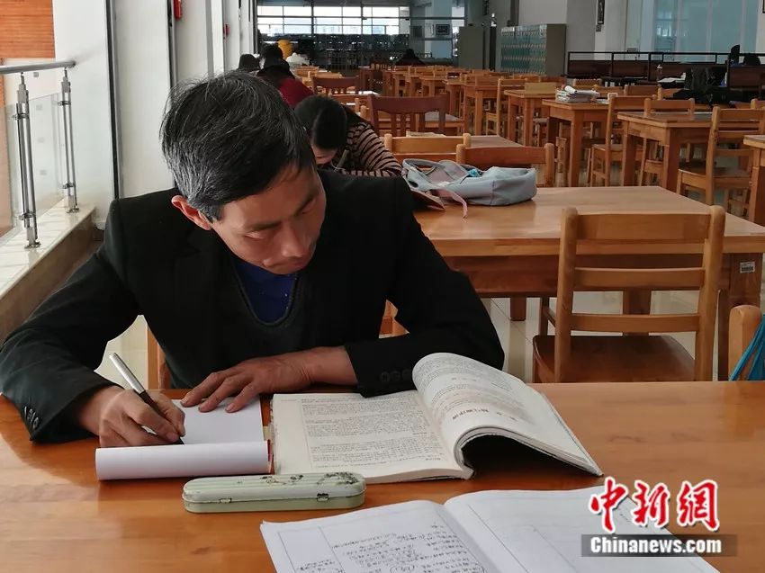 逃课的大学生，看到园丁大叔躲角落看医书，你惭愧吗？