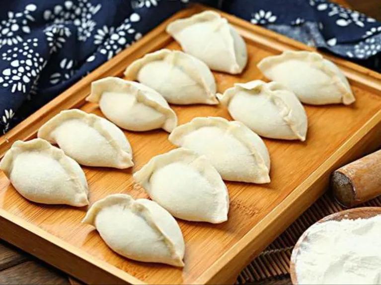 蒸饺要用开水还是凉水和面,蒸饺用冷水还是热水和面好