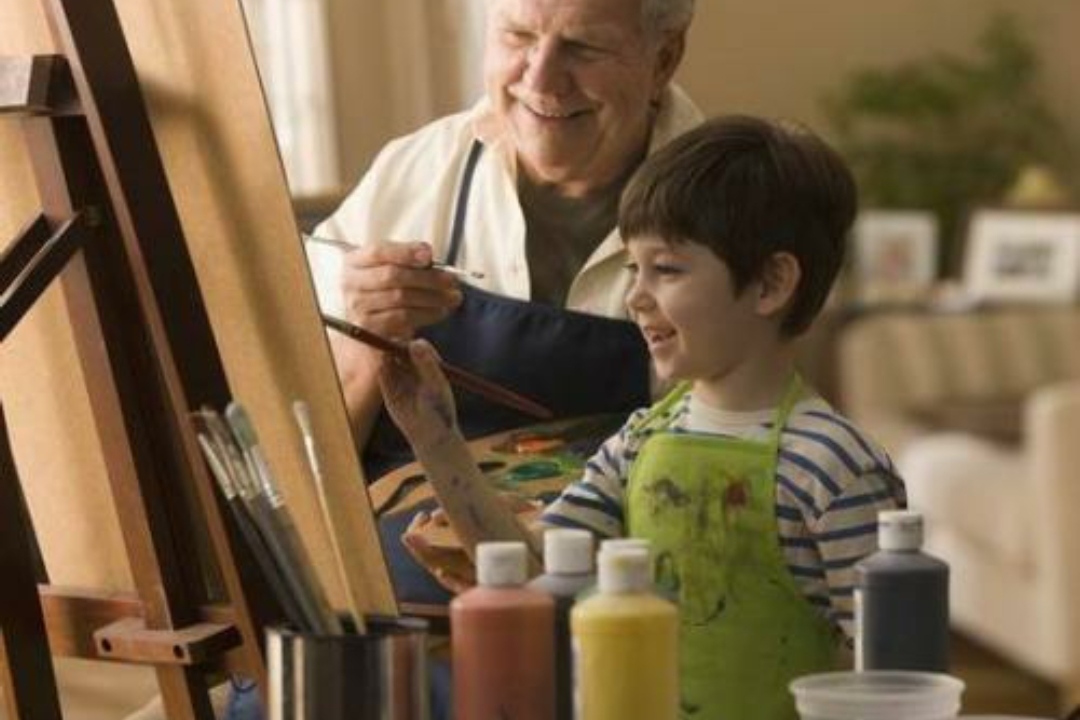 奶奶带孙子逛街，俩人头饰太“抢眼”，网友：笑喷了，我家有同款