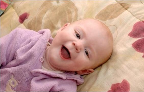 两个月宝宝会笑了说明孩子聪明吗,孩子刚出生有会笑的吗