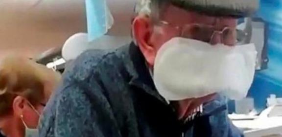 英国大爷用卫生巾当口罩,逛超市众人围观,你大爷还真是你大爷
