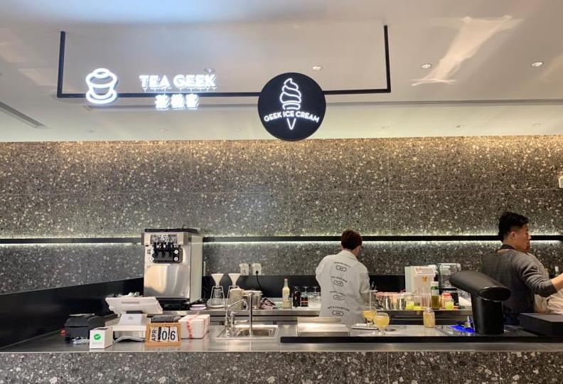 无差异毋宁死喜茶“以酒带茶”求生