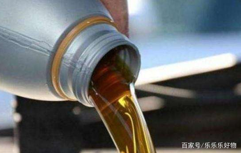 车玻璃上的水痕迹怎么才能擦干净,用什么妙招擦玻璃干净又不留水印