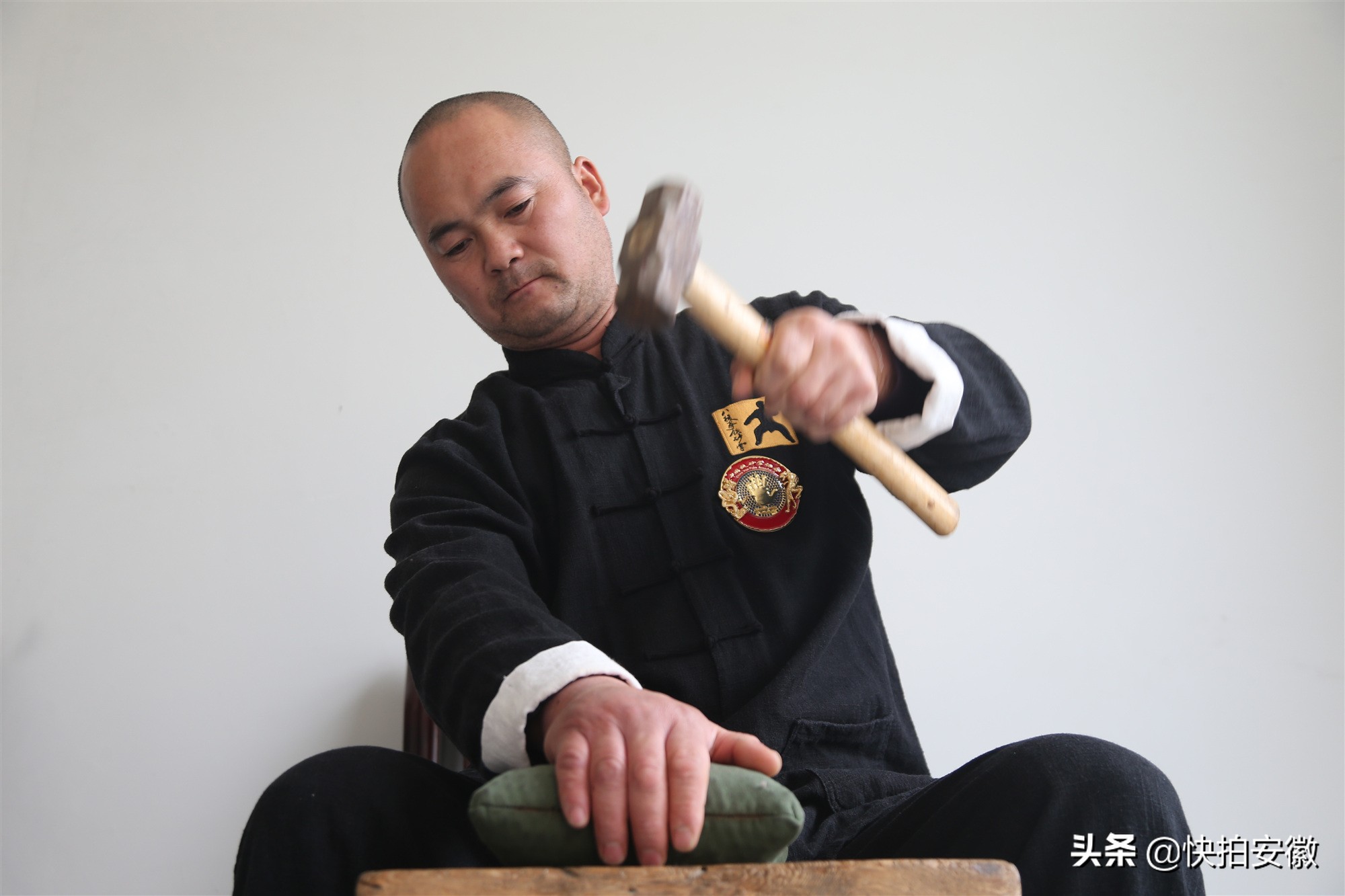 男子用铁锤练功致手变形，妻称是自残，功成后开手工面馆生意爆棚