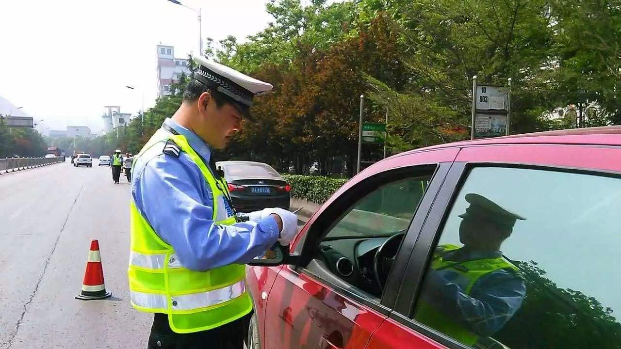 前车掉落异物砸到后车怎么处理,在路上被前车掉东西砸到怎么处理