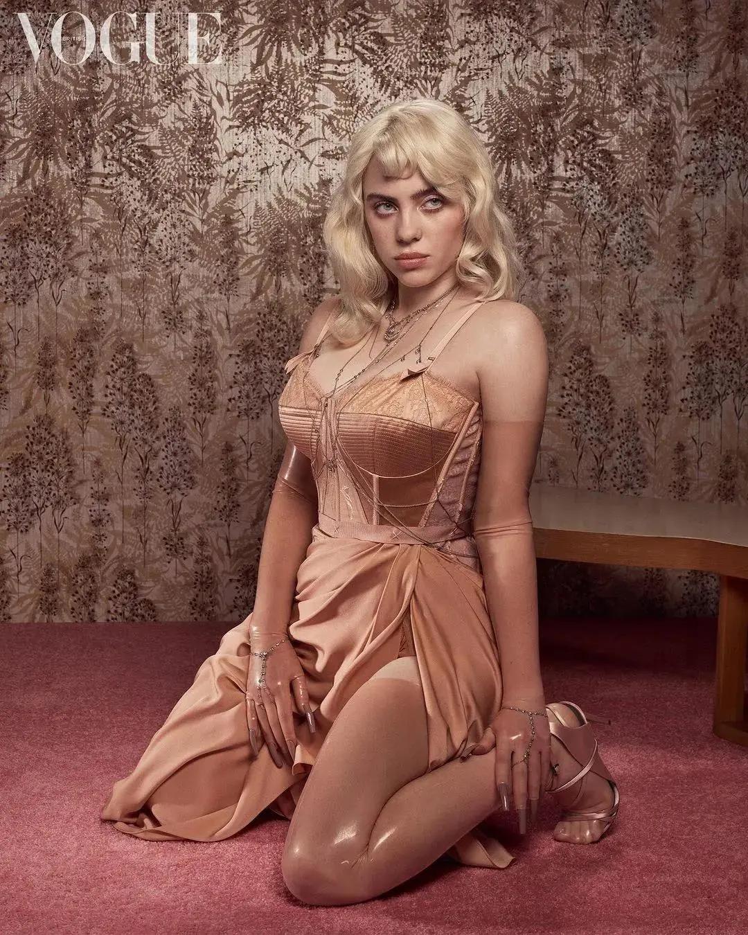 碧梨mv身材截图,碧梨杂志封面秀身材