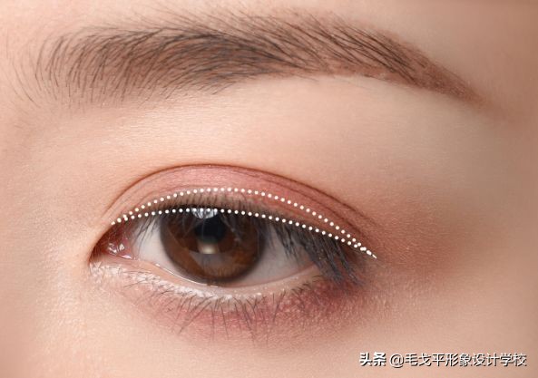 眼线一画就糊怎么解决,眼线一秒学会