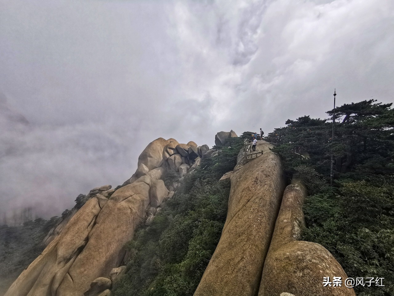 深山裸露的大块岩石,安徽名山大山