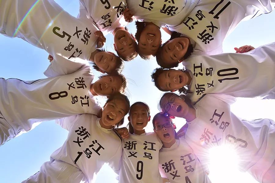 万人马拉松最美跑道激情奔跑,万人马拉松现场有多震撼