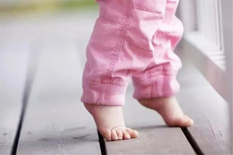 宝宝走路早导致腿弯怎么矫正,宝宝站的早会导致腿变弯吗