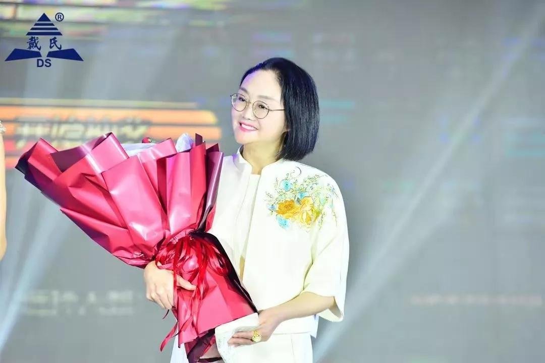 规范自律天道酬勤，奉献担当人心有秤，戴氏教育名航部拜年会