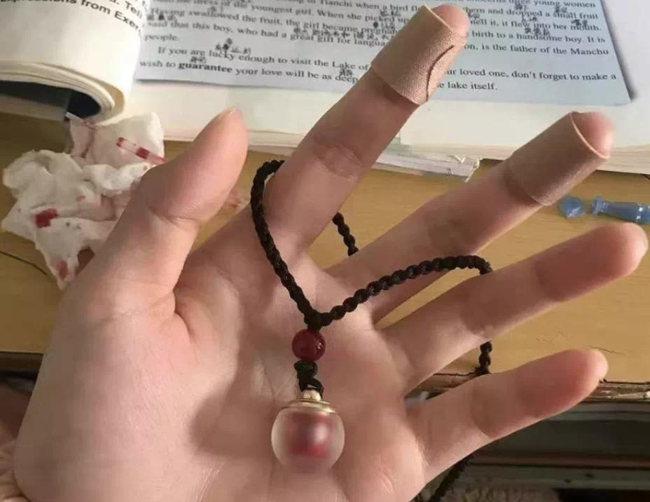 网红“血吊坠”，狗链牵男友，真爱不需要傻瓜式的证明