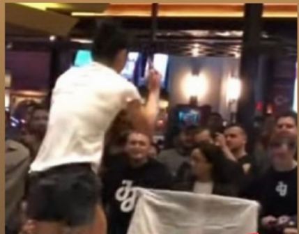 嘲讽中国疫情的外国拳手，被这个中国姑娘打成了猪头