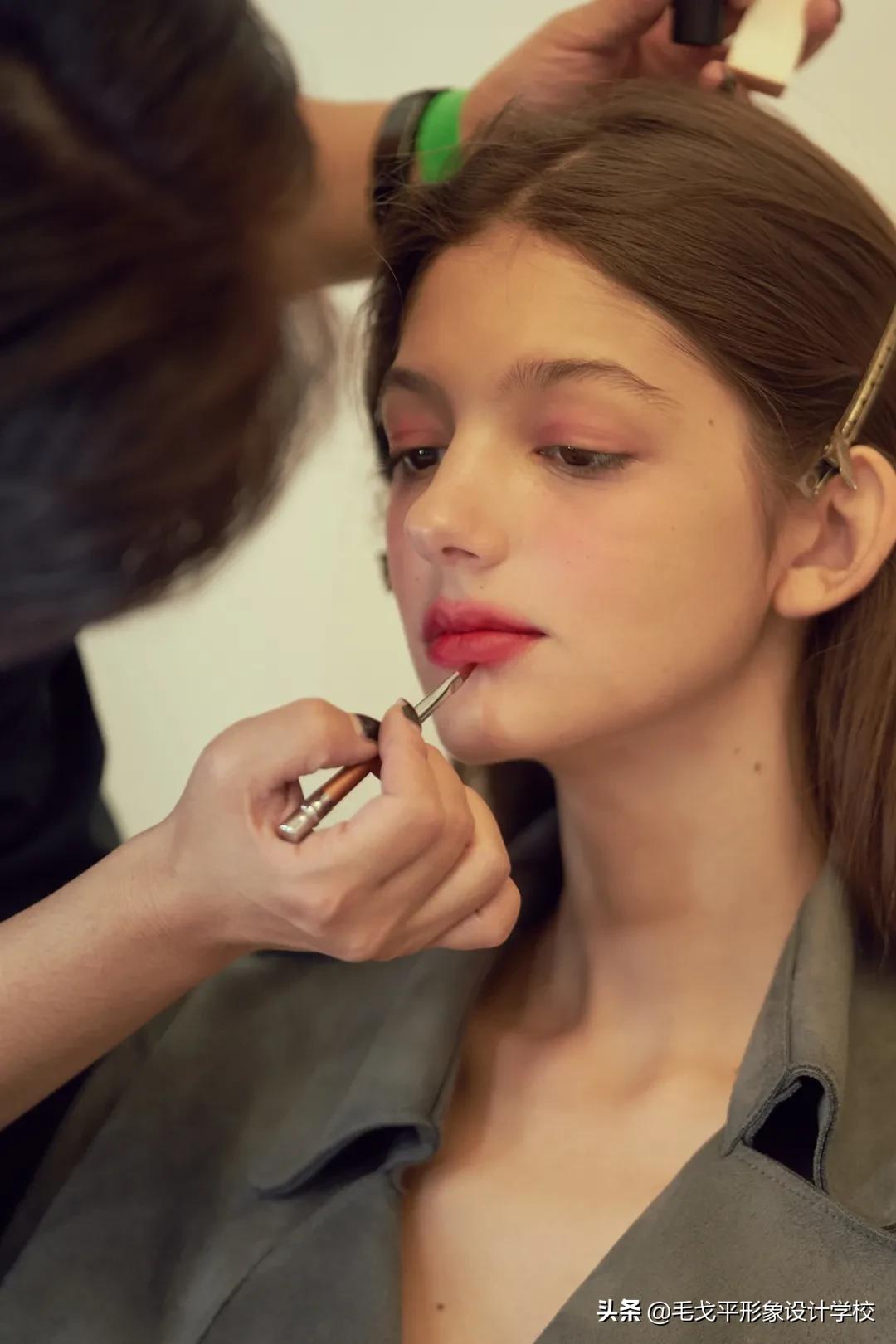 化妆师就业前景和方向容易学嘛,自学化妆就业方向及前景