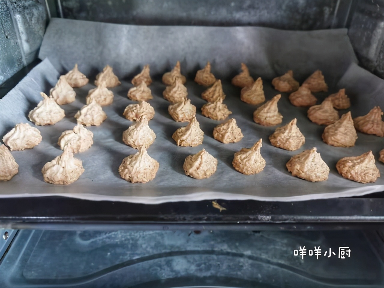 用鸡蛋清做的饼干入口即化,如何制作很酥松的饼干