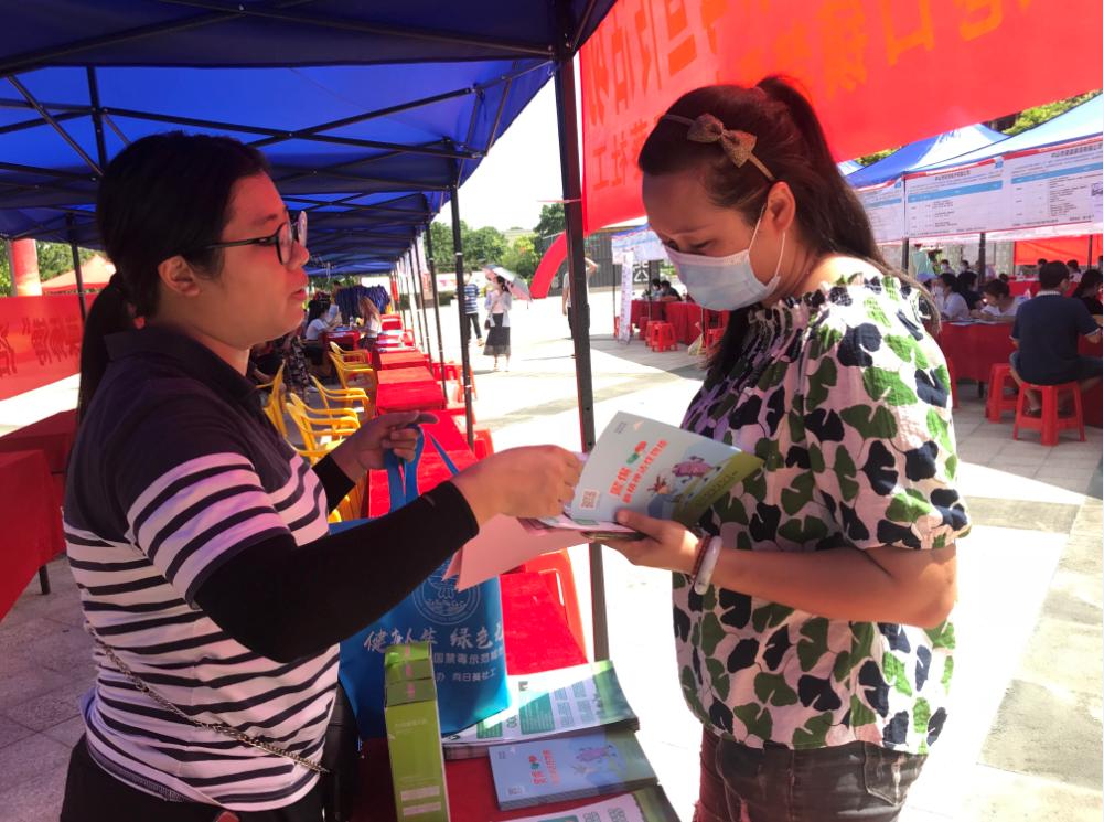 港口镇开展火眼金睛辨别伪装*品毒**禁毒宣传活动