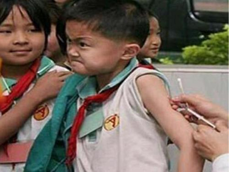 “阿姨,你能轻点扎吗?”小男孩边打针边“自我安慰”,情商真高