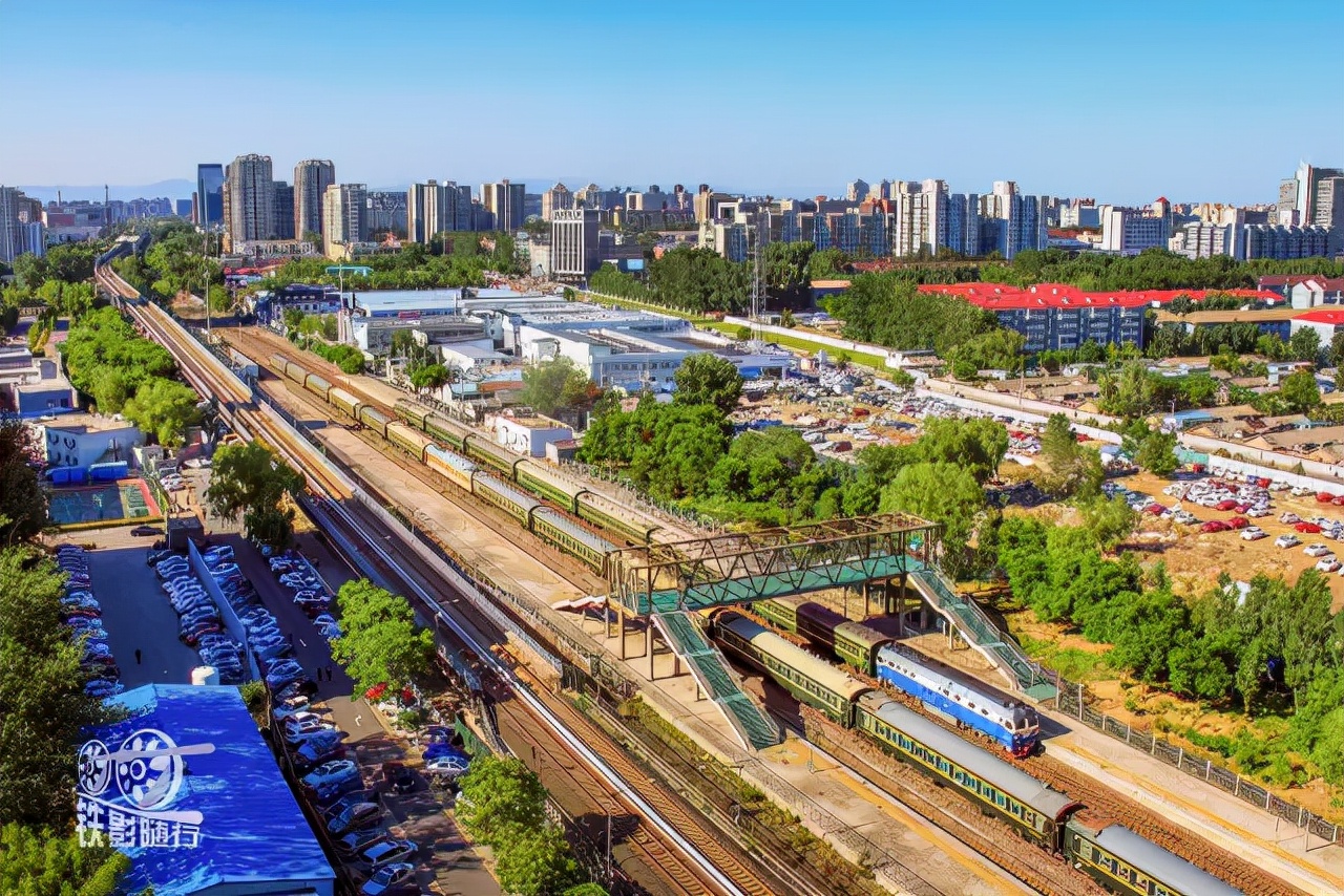 行人车辆请注意火车就要来了,行人车辆请注意火车来了不要抢道